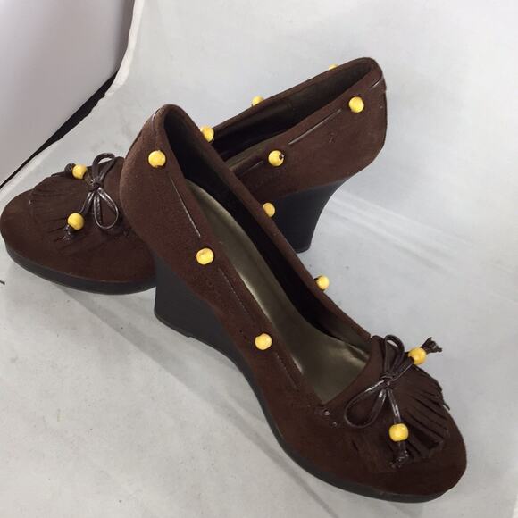 QUPID Brown suede stacked wedge Stacked 4” heels Shoes 9 Beads Closed Round Toe - Picture 2 of 7